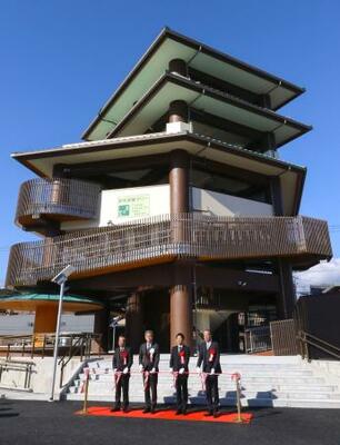 勝浦漁港近くに完成した1階に足湯を備えた津波避難タワー=26日、和歌山県那智勝浦町