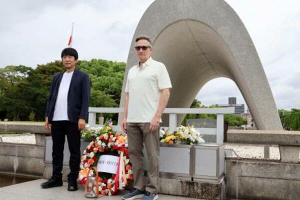 　広島市の平和記念公園を訪れた東条英機元首相のひ孫英利さん（左）とトルーマン米元大統領の孫クリフトンさん＝１３日午前