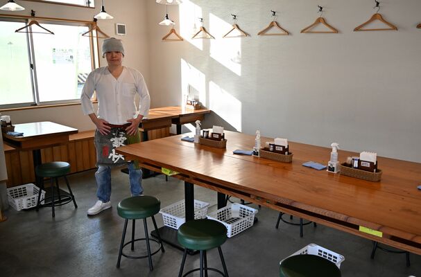 店内に立つ薄根さん