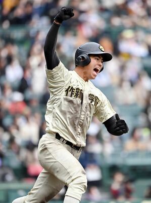 ９回、逆転２点本塁打を放ち、ガッツポーズする作新の武藤＝甲子園