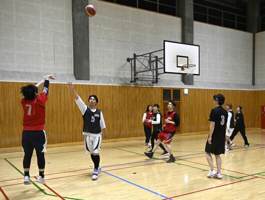 バスケットボールを楽しむ参加者たち
