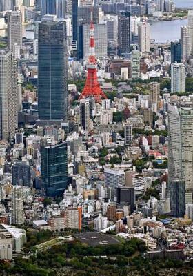 東京都心に位置する米軍専用施設「赤坂プレスセンター」(下)=28日午後(共同通信社ヘリから)
