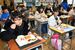 「ホタテ給食」を頬張る児童たち