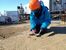 昭和基地周辺の土壌で環境調査をする中澤隊員＝２０２２年１月
