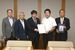 佐藤市長（右から２人目）に計画完了を報告し、要望書を手渡すメンバーら