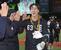 　１０日の広島戦で勝利し、タッチを交わす西武・長谷川＝ベルーナドーム
