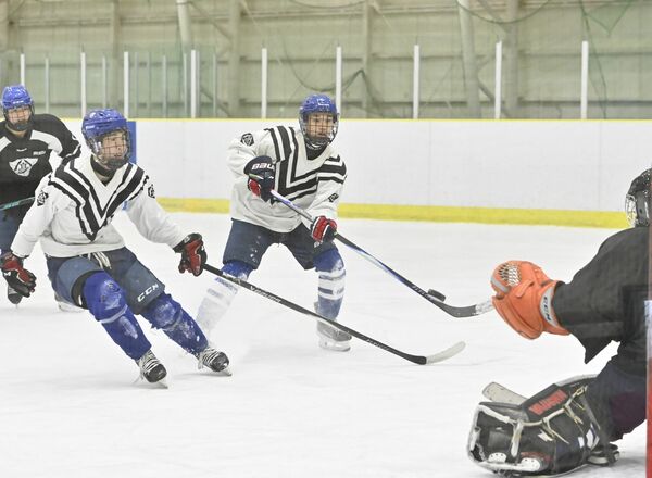 インターハイに向け練習を積む日光明峰の選手たち＝細尾ドームリンク、加藤竜矢撮影