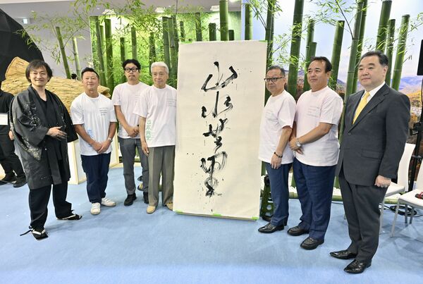 本県ブースのオープニングセレモニーで記念撮影に応じる福田知事(左から4人目)ら