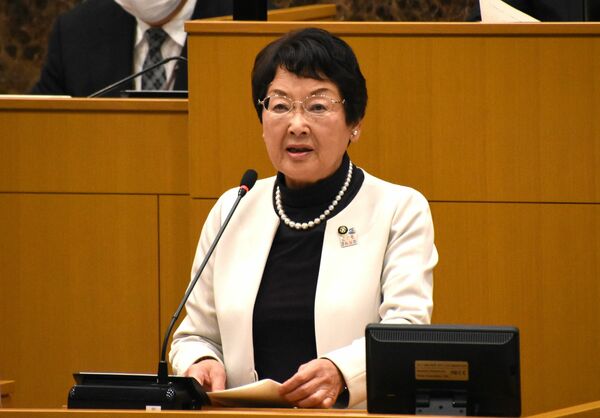 議会で市政報告する栃木市長の大川さん＝栃木市万町