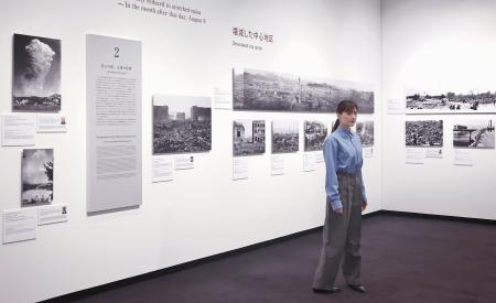 「被爆80年企画展 ヒロシマ1945」を見学する綾瀬はるか=8日、東京都目黒区の東京都写真美術館