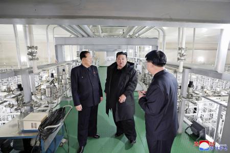 　核物質生産基地と核兵器研究所を視察した北朝鮮の金正恩朝鮮労働党総書記（中央）（朝鮮中央通信＝共同）