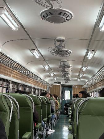 　レトロ感満載の「藍皮」車内