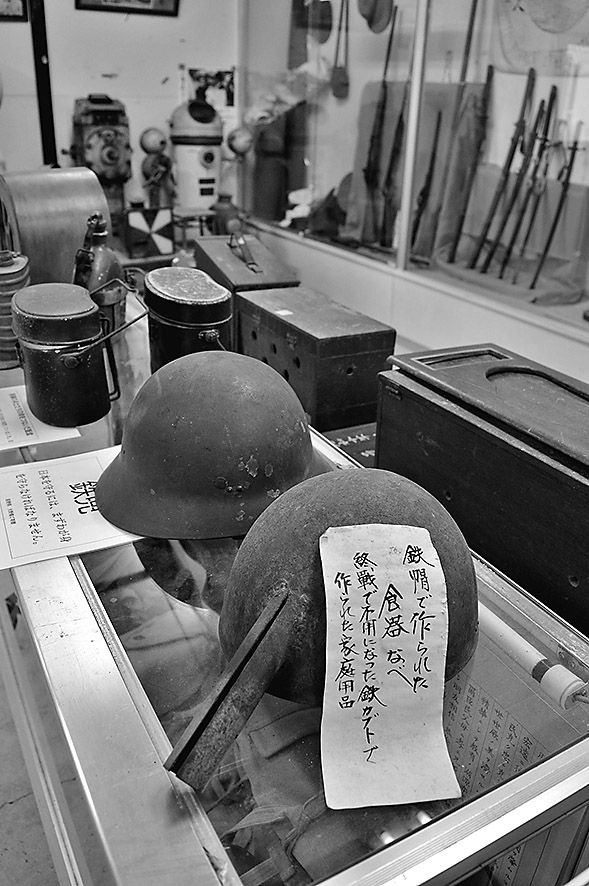 終戦で不要になった鉄かぶとで作られた鍋