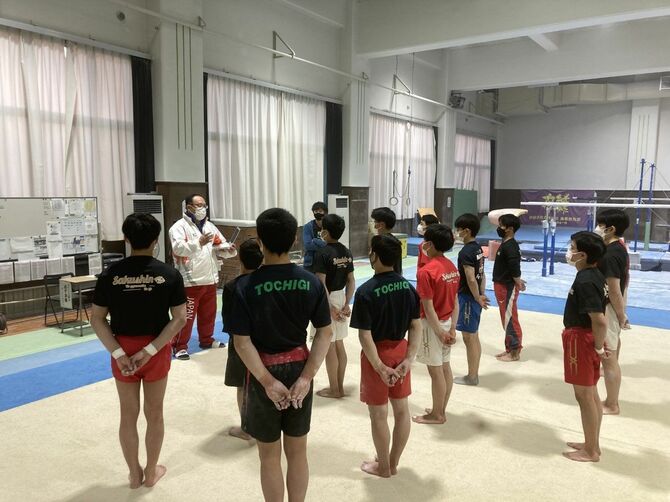 全国から集まる生徒を寮で公私ともに支える谷田監督(左から2人目)