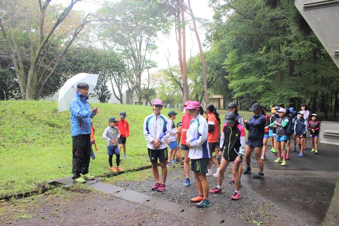 普段はトラックでの練習ですが、取材時は真岡井頭公園内で、年代に分かれてクロスカントリーを走りました。押久保監督（左端）が見守ります