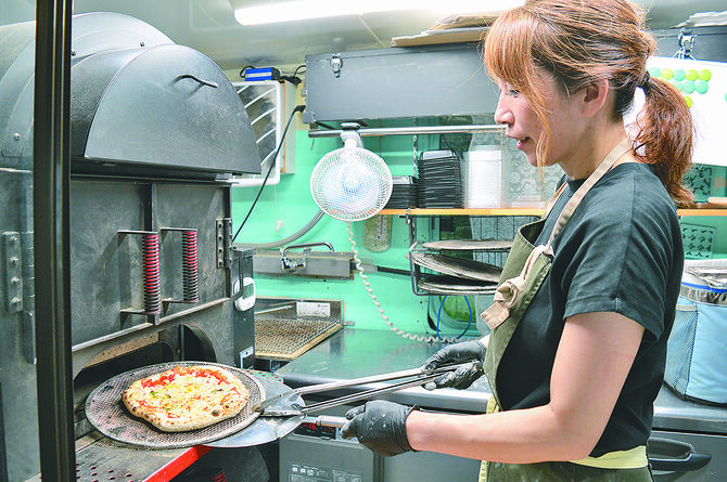   「いろんな人が来てくれて面白い」と話す磯川さん