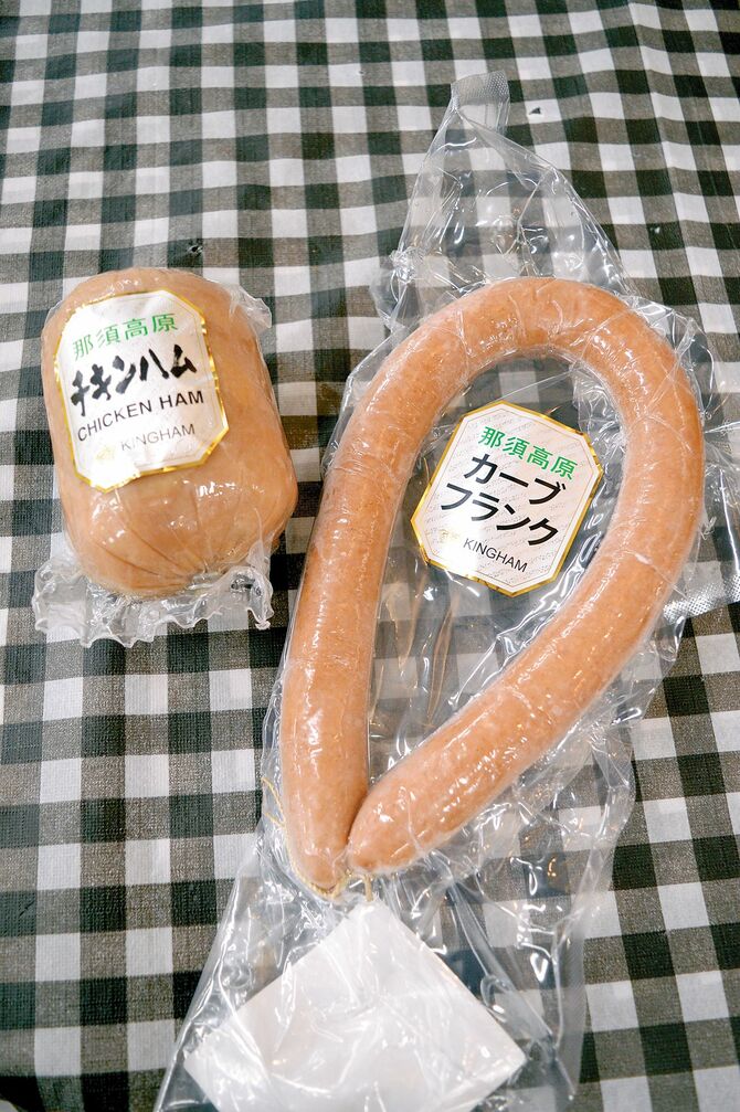 人気の「カーブフランク」(写真右)と「チキンハム」(写真左)
