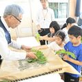 ようこそ蚕さん、元気に育ってね　小山・絹義務教育学校の児童らが「お迎え式」