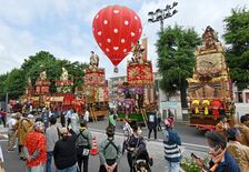 栃木県誕生150年祝い県内各地でイベント　栃木市では気球と山車が競演