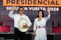 フジモリ氏、大統領へ先行