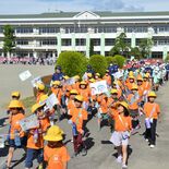 烏山小、創立150周年記念　児童ら450人がパレード　旧校舎跡まで