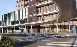 死亡男性の車、ＰＡで２台が囲む