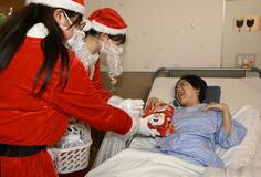 サンタが贈り物 小児病棟に笑顔