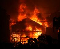 大分火災、20棟以上燃える