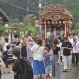16年ぶり念願の繰り出し　日光・文挟の彫刻屋台