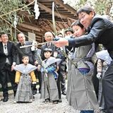魔よけ祈願を矢に込めて　鹿沼　生子神社で市指定無形民俗文化財の「日の出祭り」