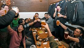 忘年会で街にぎわい