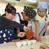 壬生町「鳥居茶」の歴史を学ぶ 稲葉小の児童が茶入れ体験 藩主鳥居忠宝ゆかりの伝統を継承