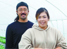 和賀井 健介（わがい けんすけ）さん、（ようこ）庸子さんともに40歳/イチゴ農家