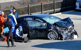 内閣府公用車、130キロで衝突