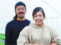 和賀井 健介（わがい けんすけ）さん、（ようこ）庸子さんともに40歳/イチゴ農家
