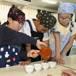 壬生町「鳥居茶」の歴史を学ぶ　稲葉小の児童が茶入れ体験　藩主鳥居忠宝ゆかりの伝統を継承