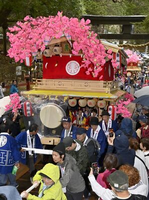 多くの見物客が見守る中、境内に繰り込む花家体