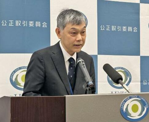 　記者会見する公正取引委員会の岩成博夫事務総長＝４日午後、東京都内