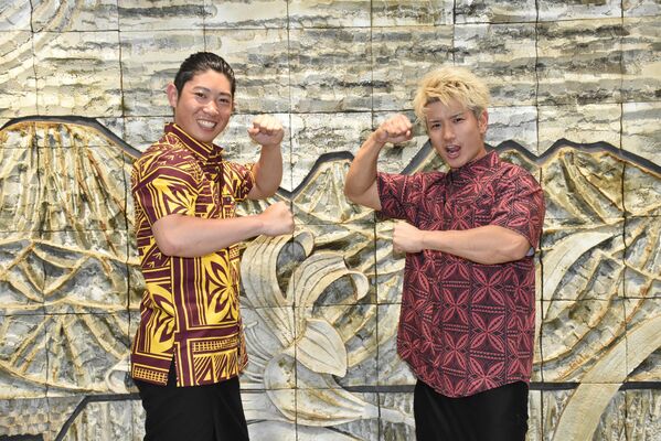 「栃木県民感謝月間」をＰＲする来寿さん（左）ら＝22日午後、下野新聞社