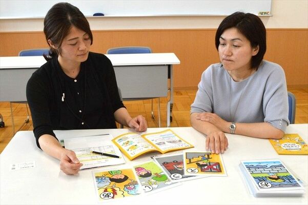 子育て家庭向け防災ブックを手がけた松本さん（右）と大森さん