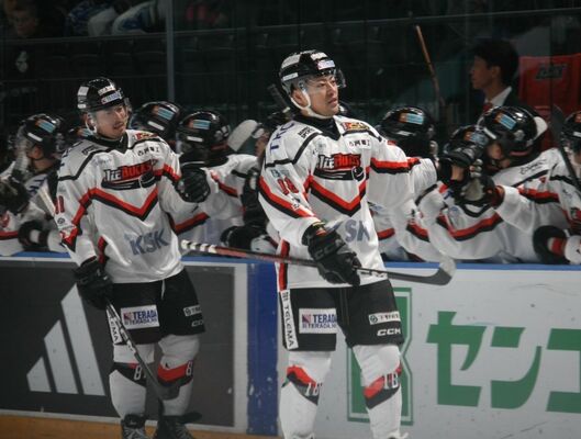 第３ピリオド９分、バックスのＦＷ古橋（右）が勝ち越しゴールを挙げ、ベンチの仲間とハイタッチ＝青森県八戸市のフラット八戸