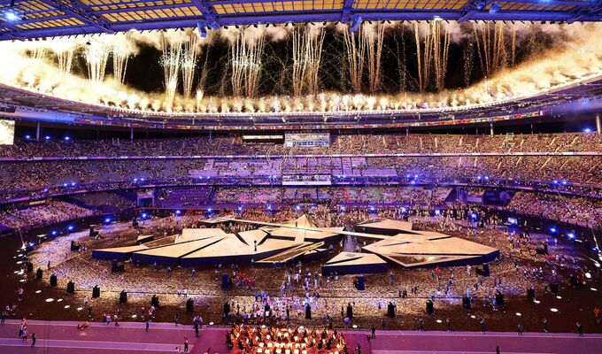 パリ五輪の閉会式で打ち上げられる花火＝12日、パリ郊外（共同）