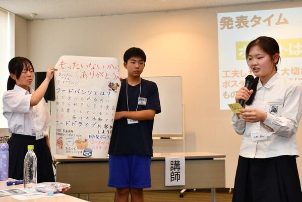 完成したポスターの工夫点を発表する参加者