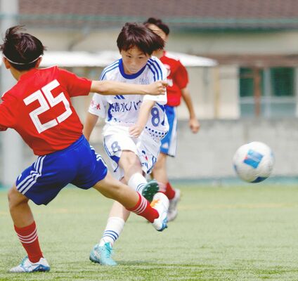第２節　ともぞうＳＣ－ＦＣ　ＶＡＬＯＮ戦　前半７分、ともぞうＳＣ・福田がロングシュートを決める＝ＳＡＫＵＲＡグリーンフィールド