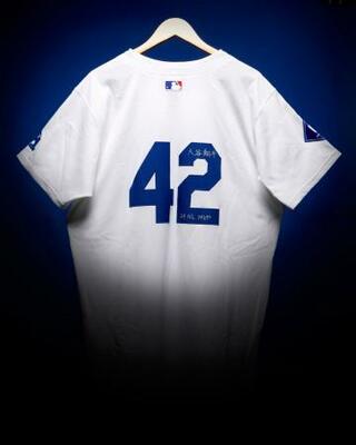 　落札された米大リーグ、ドジャース・大谷翔平選手の背番号「４２」のユニホーム（サザビーズ提供・共同）