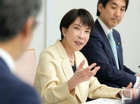 　スタートアップ経営者らと面会する高市首相（左）＝２５日午後、首相官邸