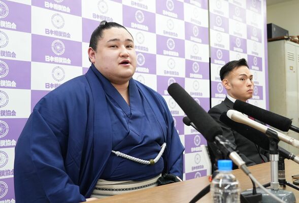 新入幕を果たし記者会見に臨む若ノ勝（左）と師匠の湊川親方＝両国国技館、橋本裕太撮影