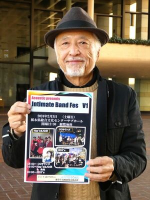 来場を呼びかけるＯＧサウンズの鈴木さん