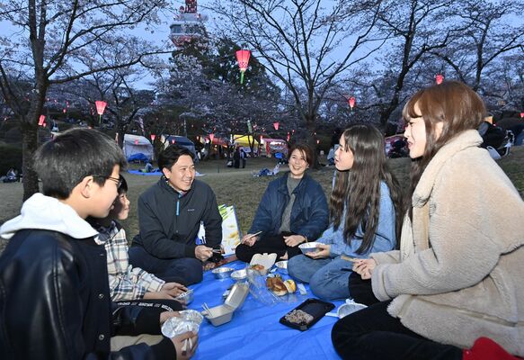 八幡山公園で夜桜を楽しむ花見客たち＝６日午後６時５分、宇都宮市塙田５丁目
