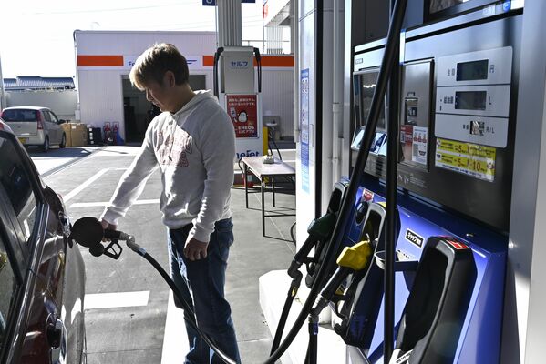 給油するガソリンスタンドの利用者。補助金縮小に伴い値上がりした＝19日午前、宇都宮市鶴田町